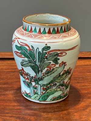 Petit pot en porcelaine de Chine wucai à décor de figures dans un paysage, période Transition — photo 3