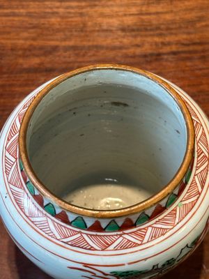 Petit pot en porcelaine de Chine wucai à décor de figures dans un paysage, période Transition — photo 5