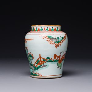 Petit pot en porcelaine de Chine wucai à décor de figures dans un paysage, période Transition — photo 2