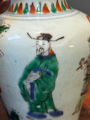 Petit pot en porcelaine de Chine wucai à décor de figures dans un paysage, période Transition — photo 6