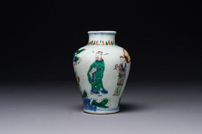 Petit pot en porcelaine de Chine wucai à décor de figures dans un paysage, période Transition