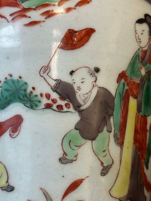 Petit pot en porcelaine de Chine wucai à décor de figures dans un paysage, période Transition — photo 6