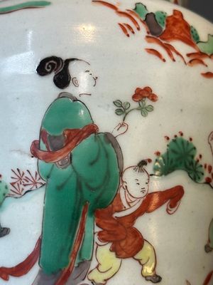 Petit pot en porcelaine de Chine wucai à décor de figures dans un paysage, période Transition — photo 7