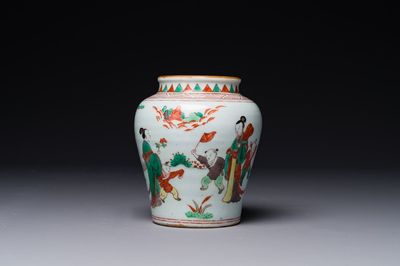 Petit pot en porcelaine de Chine wucai à décor de figures dans un paysage, période Transition