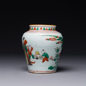 Petit pot en porcelaine de Chine wucai à décor de figures dans un paysage, période Transition — photo 2