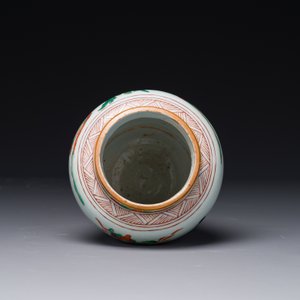 Petit pot en porcelaine de Chine wucai à décor de figures dans un paysage, période Transition — photo 5