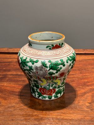 Petit pot en porcelaine de Chine wucai à décor de lions bouddhistes et rinceaux de pivoine, période Transition — photo 3