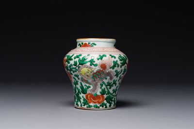 Petit pot en porcelaine de Chine wucai à décor de lions bouddhistes et rinceaux de pivoine, période Transition