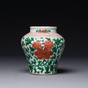 Petit pot en porcelaine de Chine wucai à décor de lions bouddhistes et rinceaux de pivoine, période Transition — photo 2