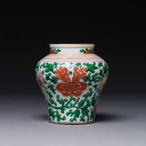 Petit pot en porcelaine de Chine wucai à décor de lions bouddhistes et rinceaux de pivoine, période Transition — photo 4