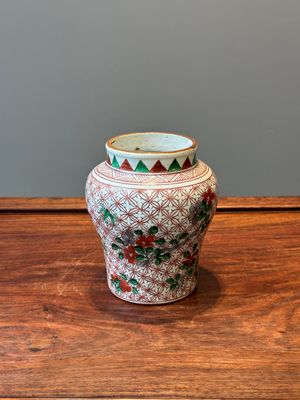 Petit pot en porcelaine de Chine wucai à décor floral, période Transition — photo 2