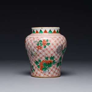 Petit pot en porcelaine de Chine wucai à décor floral, période Transition — photo 2