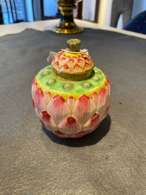 Petit vase couvert en forme de lotus en porcelaine de Chine famille rose, marque et probablement époque de Qianlong — photo 2