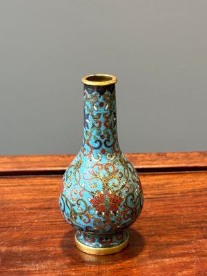 Petit vase de forme bouteille en émaux cloisonnés à décor de rinceaux de lotus, Chine, marque et époque de Qianlong — photo 2