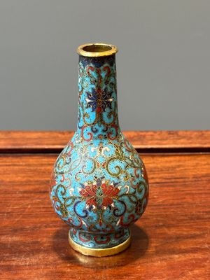 Petit vase de forme bouteille en émaux cloisonnés à décor de rinceaux de lotus, Chine, marque et époque de Qianlong — photo 3