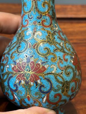 Petit vase de forme bouteille en émaux cloisonnés à décor de rinceaux de lotus, Chine, marque et époque de Qianlong — photo 5