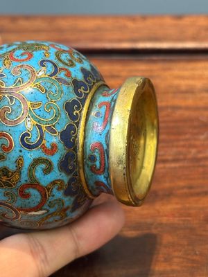 Petit vase de forme bouteille en émaux cloisonnés à décor de rinceaux de lotus, Chine, marque et époque de Qianlong — photo 8