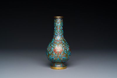 Petit vase de forme bouteille en émaux cloisonnés à décor de rinceaux de lotus, Chine, marque et époque de Qianlong