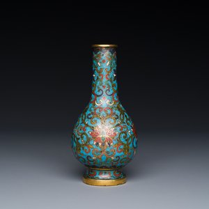 Petit vase de forme bouteille en émaux cloisonnés à décor de rinceaux de lotus, Chine, marque et époque de Qianlong — photo 1