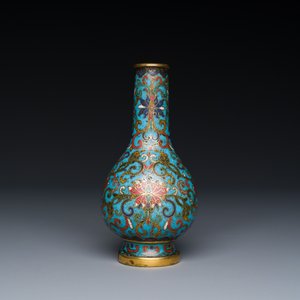 Petit vase de forme bouteille en émaux cloisonnés à décor de rinceaux de lotus, Chine, marque et époque de Qianlong — photo 2