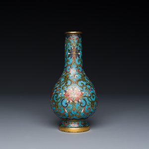 Petit vase de forme bouteille en émaux cloisonnés à décor de rinceaux de lotus, Chine, marque et époque de Qianlong — photo 3