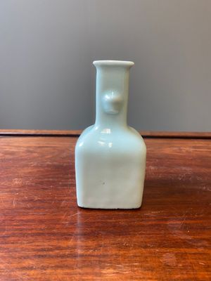 Petit vase de forme bouteille en porcelaine de Chine en bleu, blanc et rouge de cuivre à fond celadon, marque et époque de Qianlong — photo 4