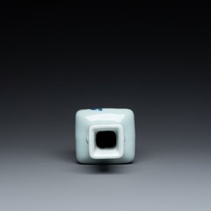Petit vase de forme bouteille en porcelaine de Chine en bleu, blanc et rouge de cuivre à fond celadon, marque et époque de Qianlong — photo 6