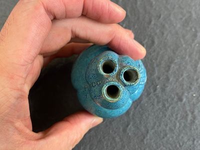 Petit vase de forme double gourde à trois cols en porcelaine de Chine à émail œuf de rouge-gorge, 19/20ème — photo 4