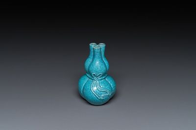 Petit vase de forme double gourde à trois cols en porcelaine de Chine à émail œuf de rouge-gorge, 19/20ème