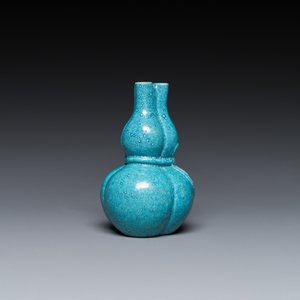 Petit vase de forme double gourde à trois cols en porcelaine de Chine à émail œuf de rouge-gorge, 19/20ème — photo 3
