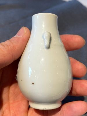 Petit vase de forme 'hu' en porcelaine blanc de Chine de Dehua aux anses en forme d'éléphants, 18ème — photo 2