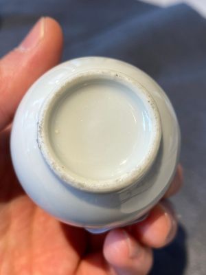 Petit vase de forme 'hu' en porcelaine blanc de Chine de Dehua aux anses en forme d'éléphants, 18ème — photo 4