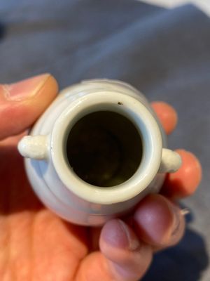 Petit vase de forme 'hu' en porcelaine blanc de Chine de Dehua aux anses en forme d'éléphants, 18ème — photo 7