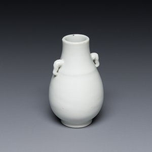 Petit vase de forme 'hu' en porcelaine blanc de Chine de Dehua aux anses en forme d'éléphants, 18ème — photo 1