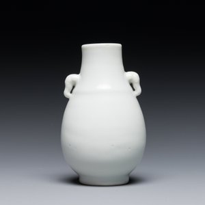 Petit vase de forme 'hu' en porcelaine blanc de Chine de Dehua aux anses en forme d'éléphants, 18ème — photo 2