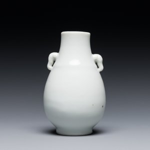 Petit vase de forme 'hu' en porcelaine blanc de Chine de Dehua aux anses en forme d'éléphants, 18ème — photo 4