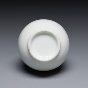 Petit vase de forme 'hu' en porcelaine blanc de Chine de Dehua aux anses en forme d'éléphants, 18ème — photo 7