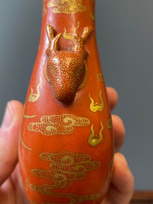 Petit vase de forme 'hu' en porcelaine de Chine à décor doré d'un dragon et d'un phénix sur fond rouge de corail, marque de Qianlong, Qing — photo 9