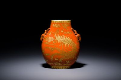 Petit vase de forme 'hu' en porcelaine de Chine à décor doré d'un dragon et d'un phénix sur fond rouge de corail, marque de Qianlong, Qing