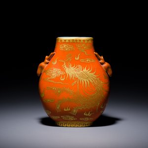 Petit vase de forme 'hu' en porcelaine de Chine à décor doré d'un dragon et d'un phénix sur fond rouge de corail, marque de Qianlong, Qing — photo 1