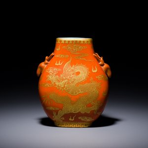Petit vase de forme 'hu' en porcelaine de Chine à décor doré d'un dragon et d'un phénix sur fond rouge de corail, marque de Qianlong, Qing — photo 3