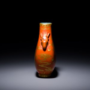 Petit vase de forme 'hu' en porcelaine de Chine à décor doré d'un dragon et d'un phénix sur fond rouge de corail, marque de Qianlong, Qing — photo 4