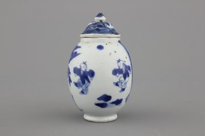 Petit vase en porcelaine de Chine, bleu et blanc, à décor de garçons jouants, Kangxi