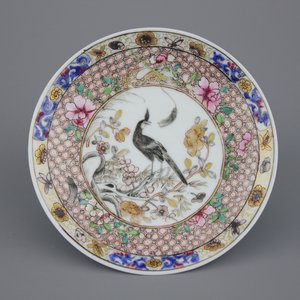 Petite assiette en porcelaine de Chine, grisaille, famille rose, Yongzhen, 18e — photo 1