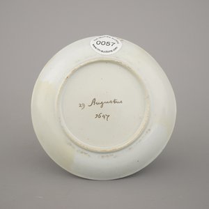 Petite assiette en porcelaine de Chine, peinte en Hollande, illustrant "Le Miracle de Zaandam", datée 1747 — photo 2