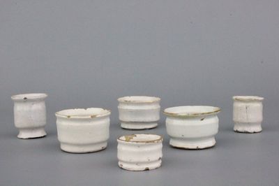 Petite collection de 6 pots d'onguent en faïence blanche de Delft, 17e-18e