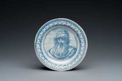 Petite coupe en majolique en bleu et blanc figurant un portrait de Zeus, atelier de Verstraeten, Haarlem, 17ème