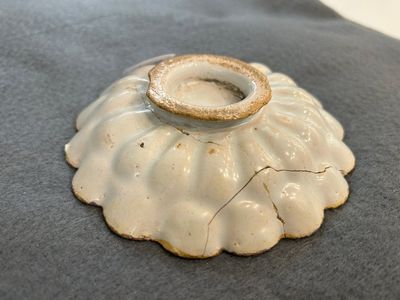 Petite coupe lobée en majolique polychrome figurant un putto battant, atelier de Verstraeten, Haarlem, 17ème — photo 7