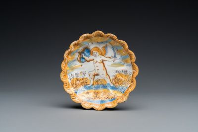 Petite coupe lobée en majolique polychrome figurant un putto battant, atelier de Verstraeten, Haarlem, 17ème