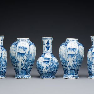Petite garniture de cinq vases en faïence de Delft en bleu et blanc, 18ème — photo 3